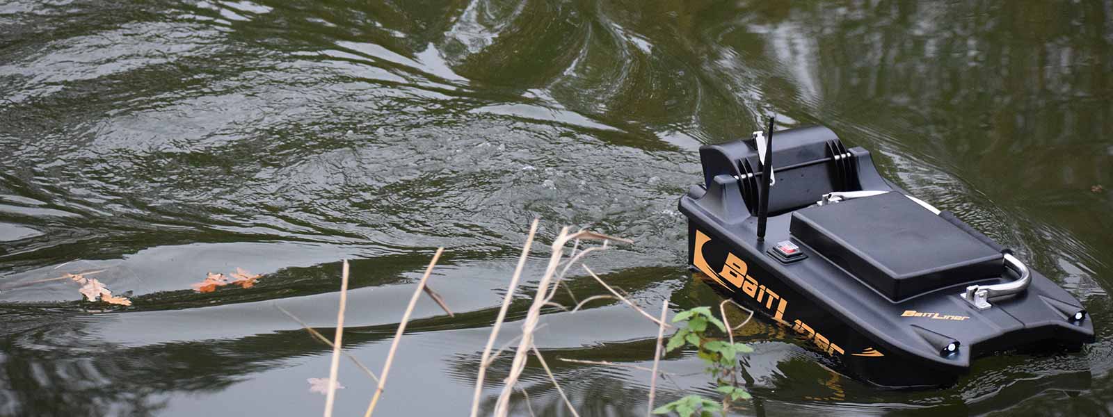 Statisches Angeln mit totem Köderfisch mit einem Futterboot