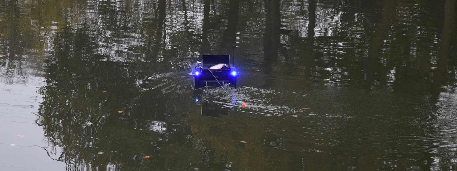 Angeln mit totem Köderfisch mit einem Futterboot