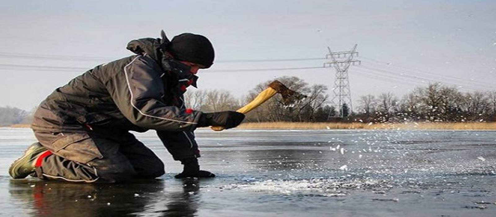 Loch schlagen beim Eisangeln