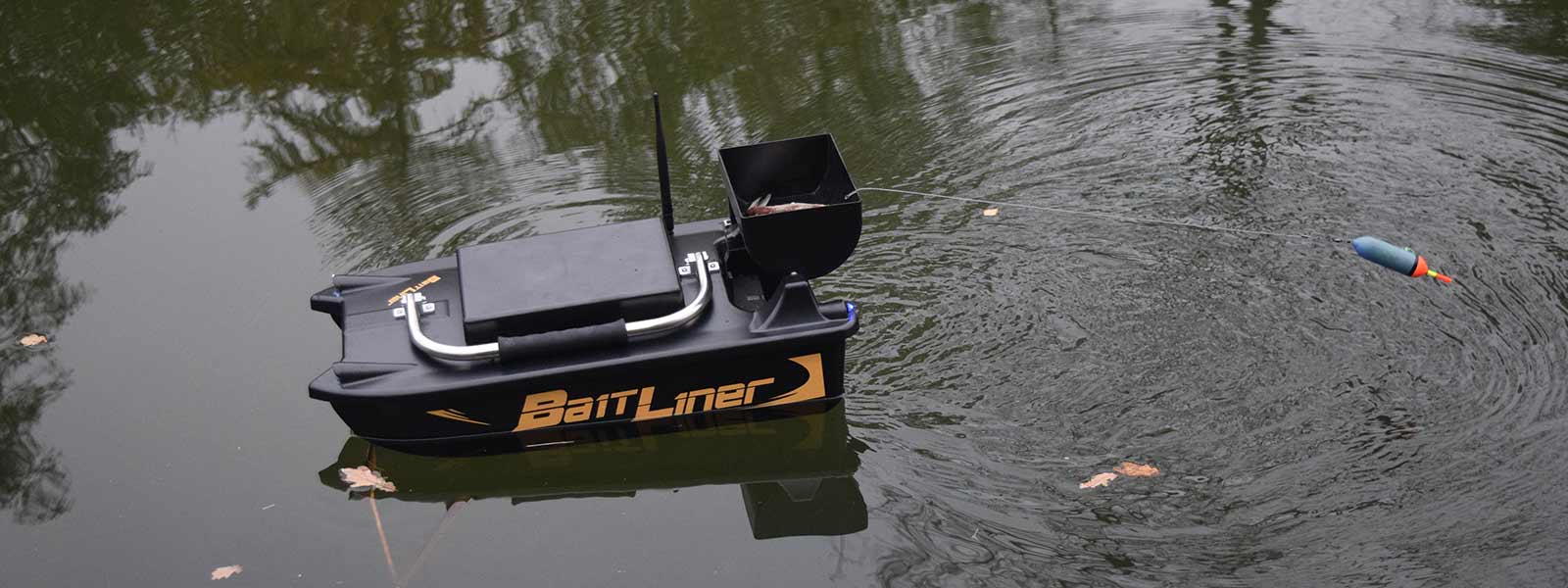 Montage mit totem Köderfisch mit einem Futterboot